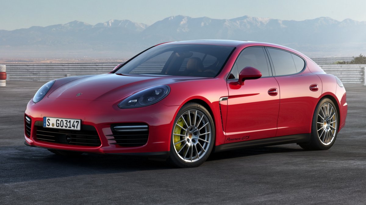 Porsche Panamera быстро едет