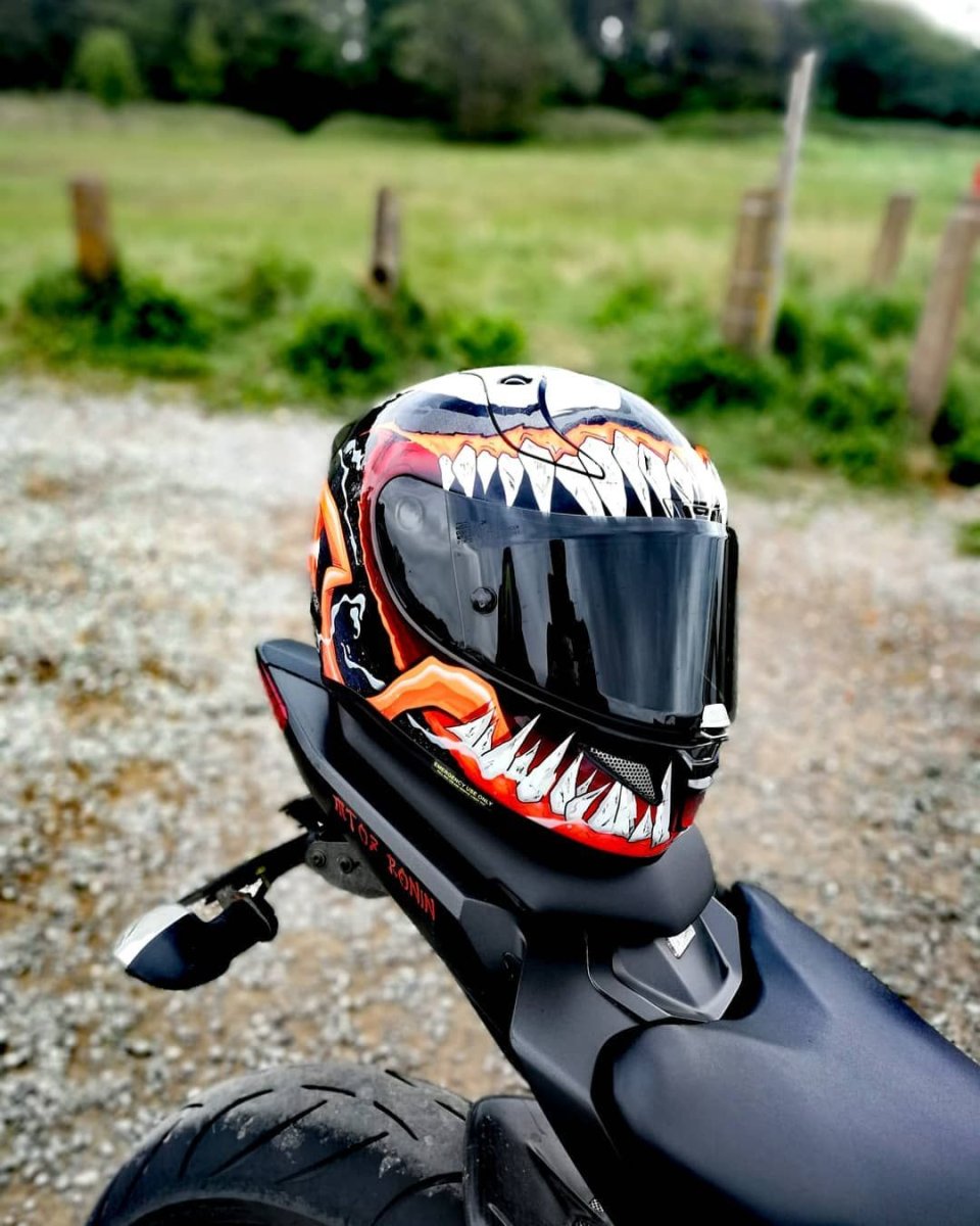 Мотоциклист в шлеме Веном