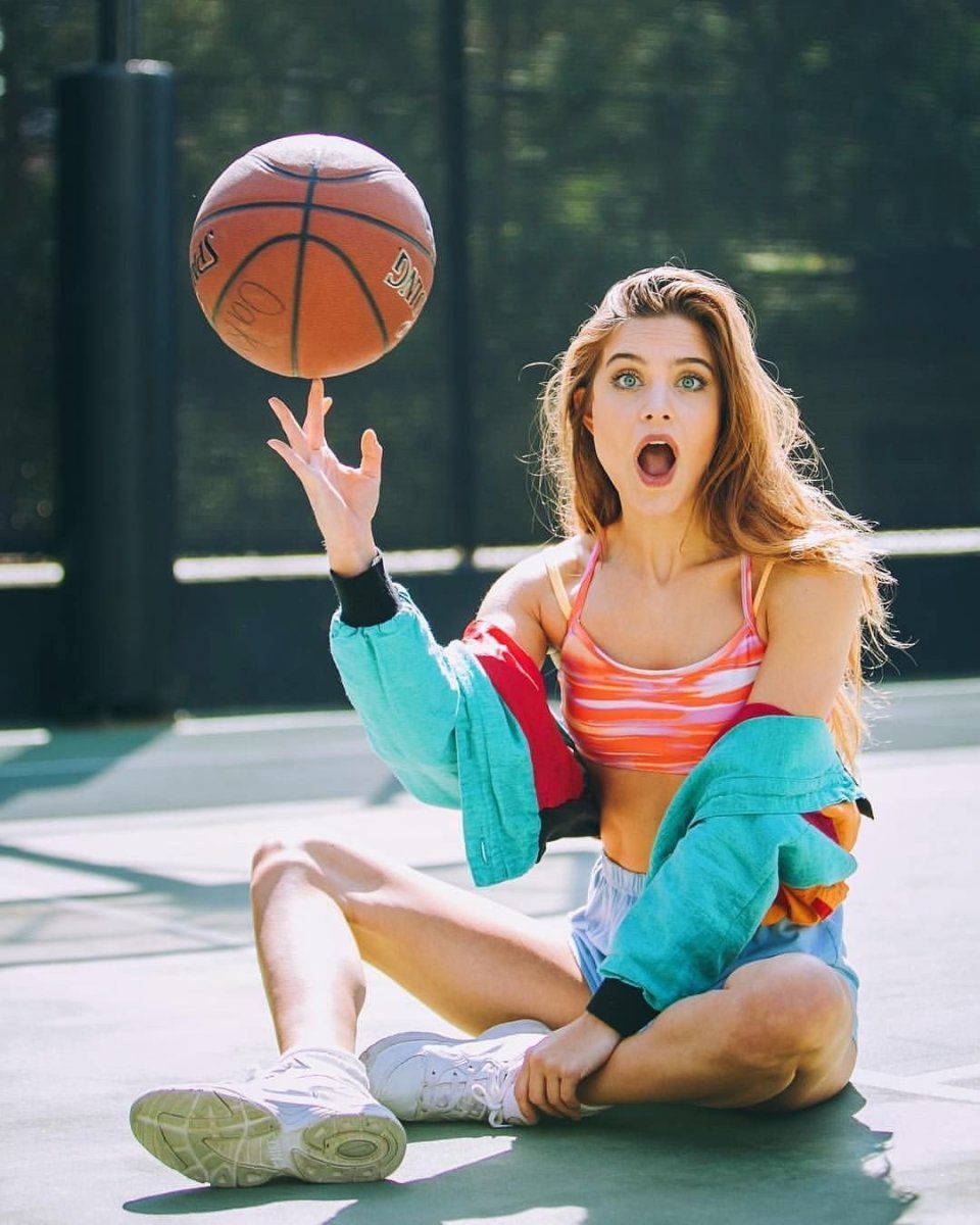 Девушка с мячиком баскетбольным