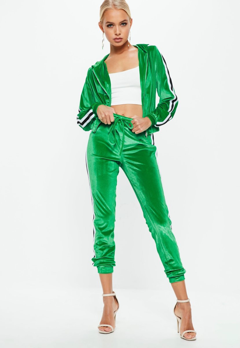 Зеленый спортивный вельветовый костюм женский с чем носить