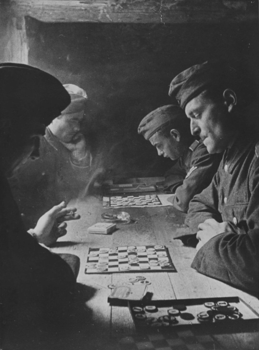 Немецкие солдаты играют в шахматы в блиндаже на Восточном фронте