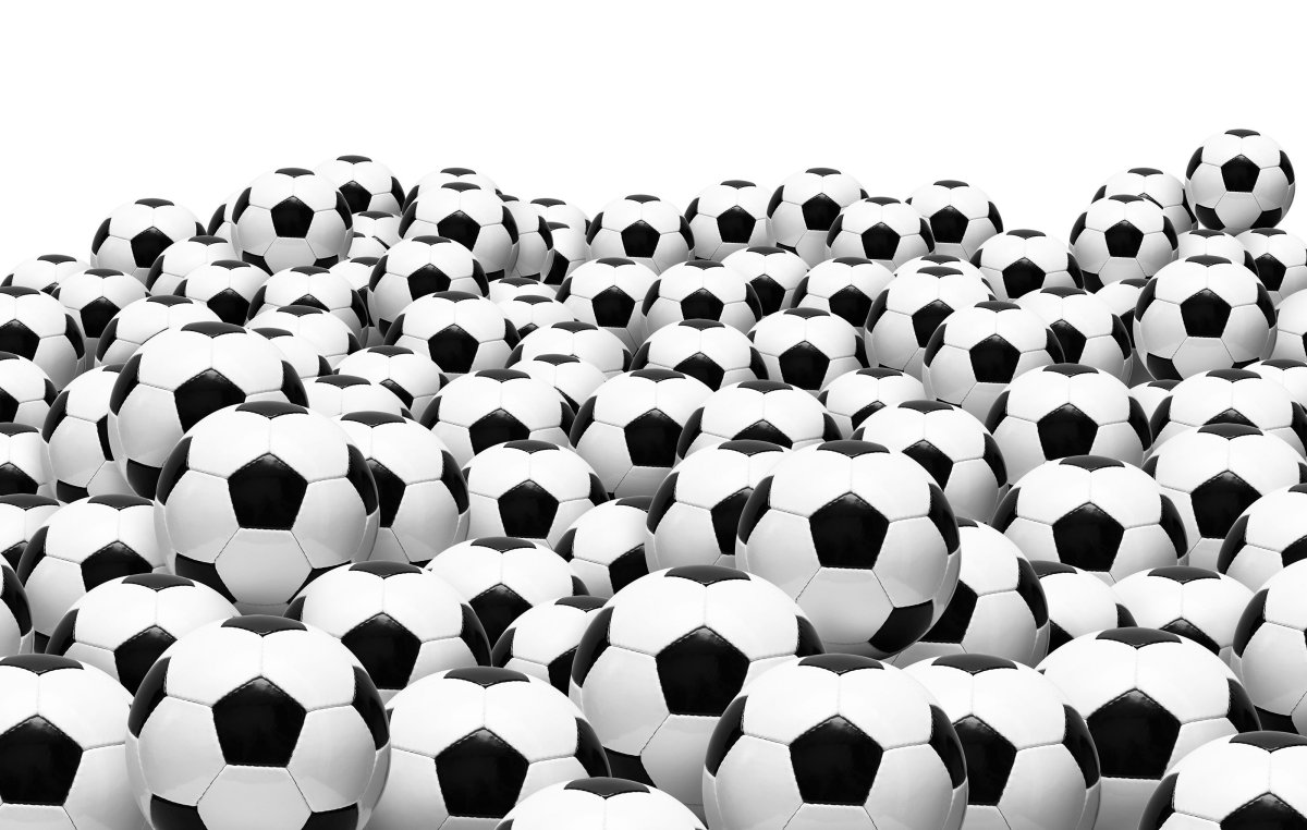Много футбольных мячей