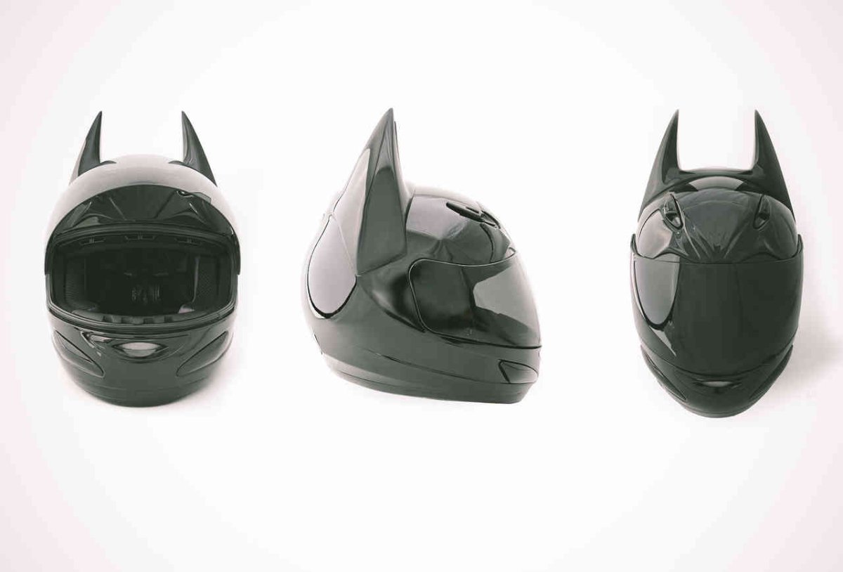 Мотоциклетный шлем с ушками Бэтмена
