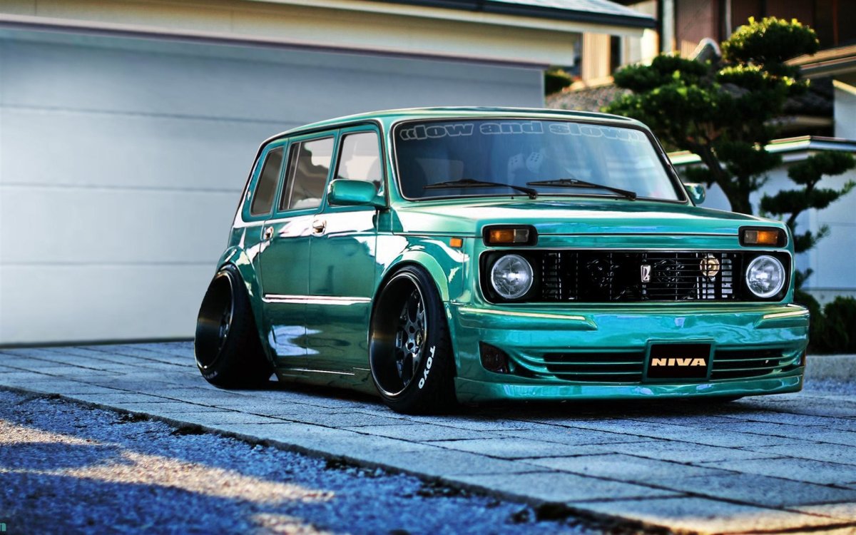 Lada Niva stance