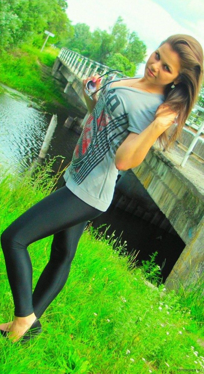 Молодые девушки в леггинсах