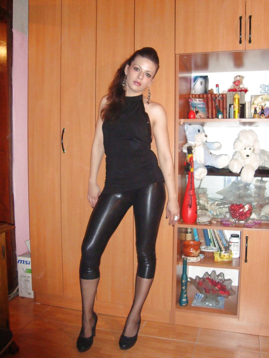 Домашние девушки в леггинсах