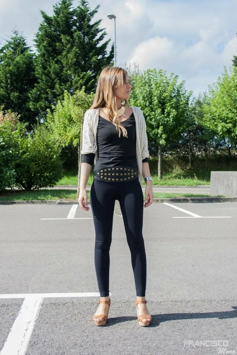 Молодые девушки в леггинсах