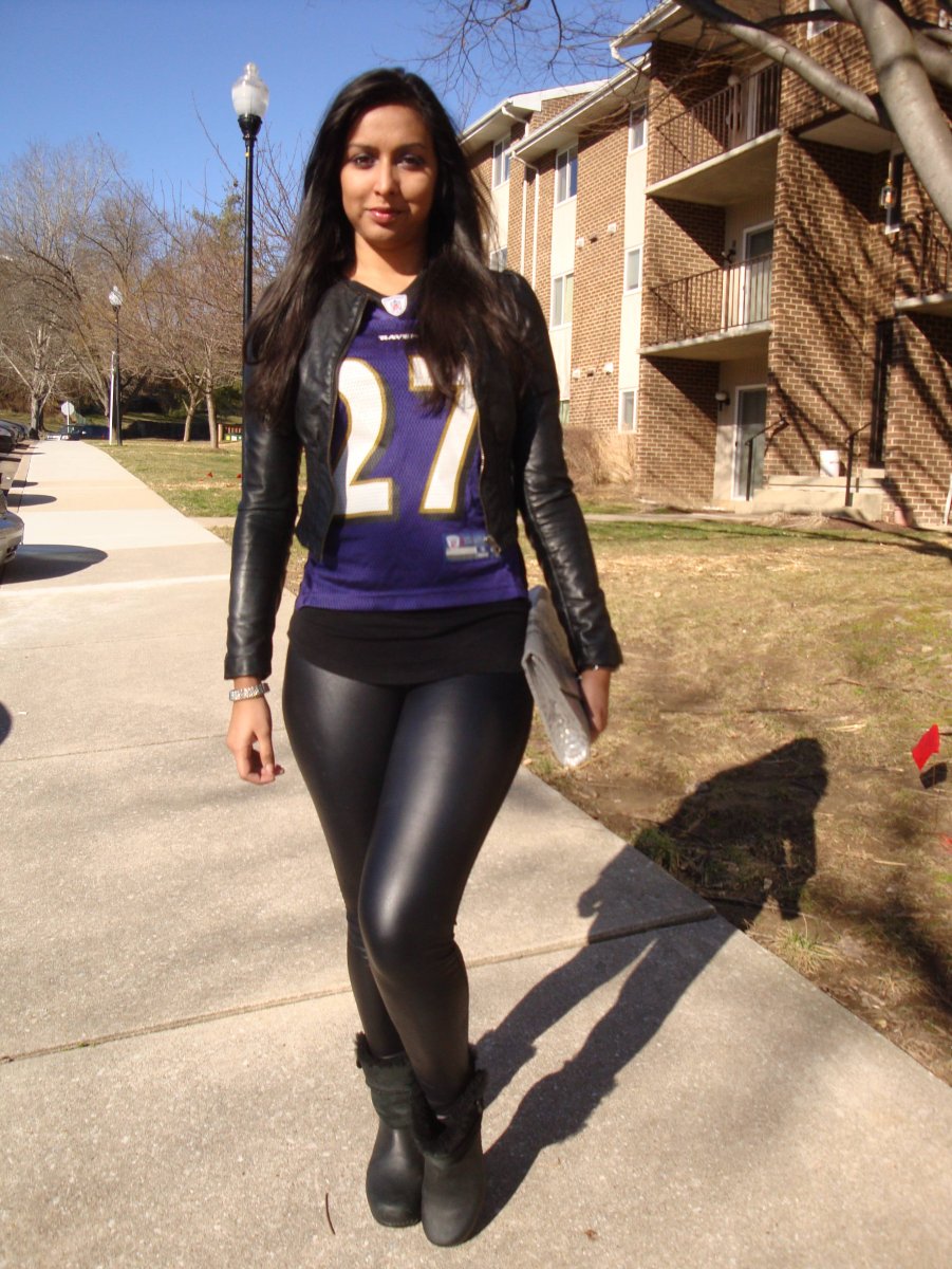 Каталина Дэнис в леггинсах