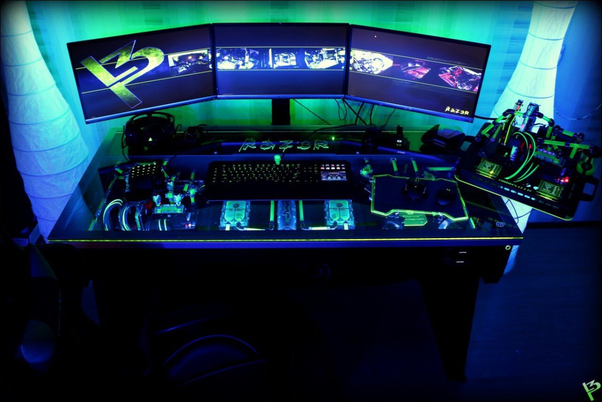 Игровой стол для компьютера Razer