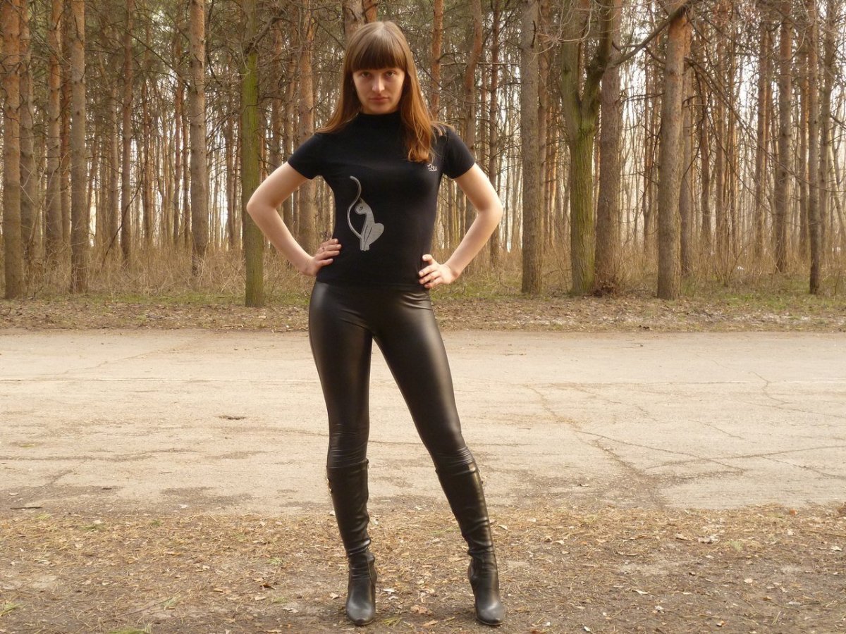 Домашние девушки в леггинсах