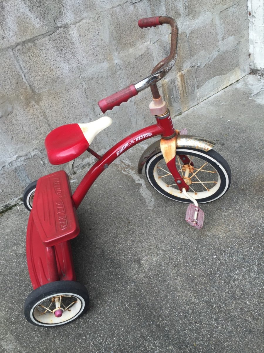 Старый детский трехколесный велосипед