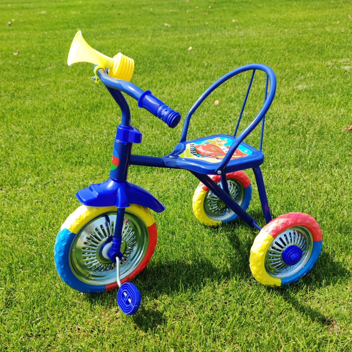 Старый детский трехколесный велосипед