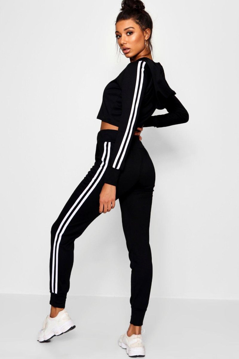 Спортивный костюм в полоску