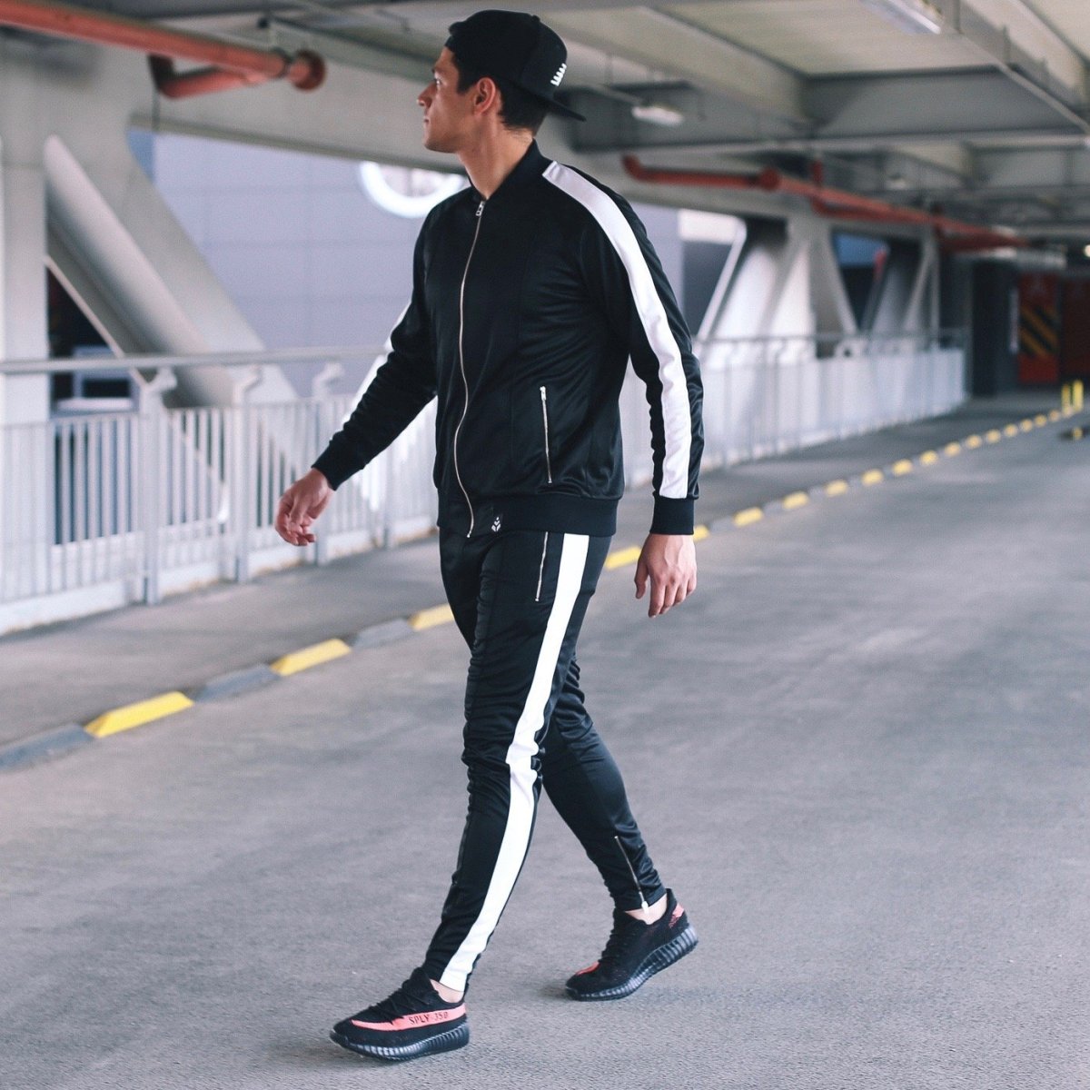 Костюм спортивный мужской найк чёрный с белыми лампасами