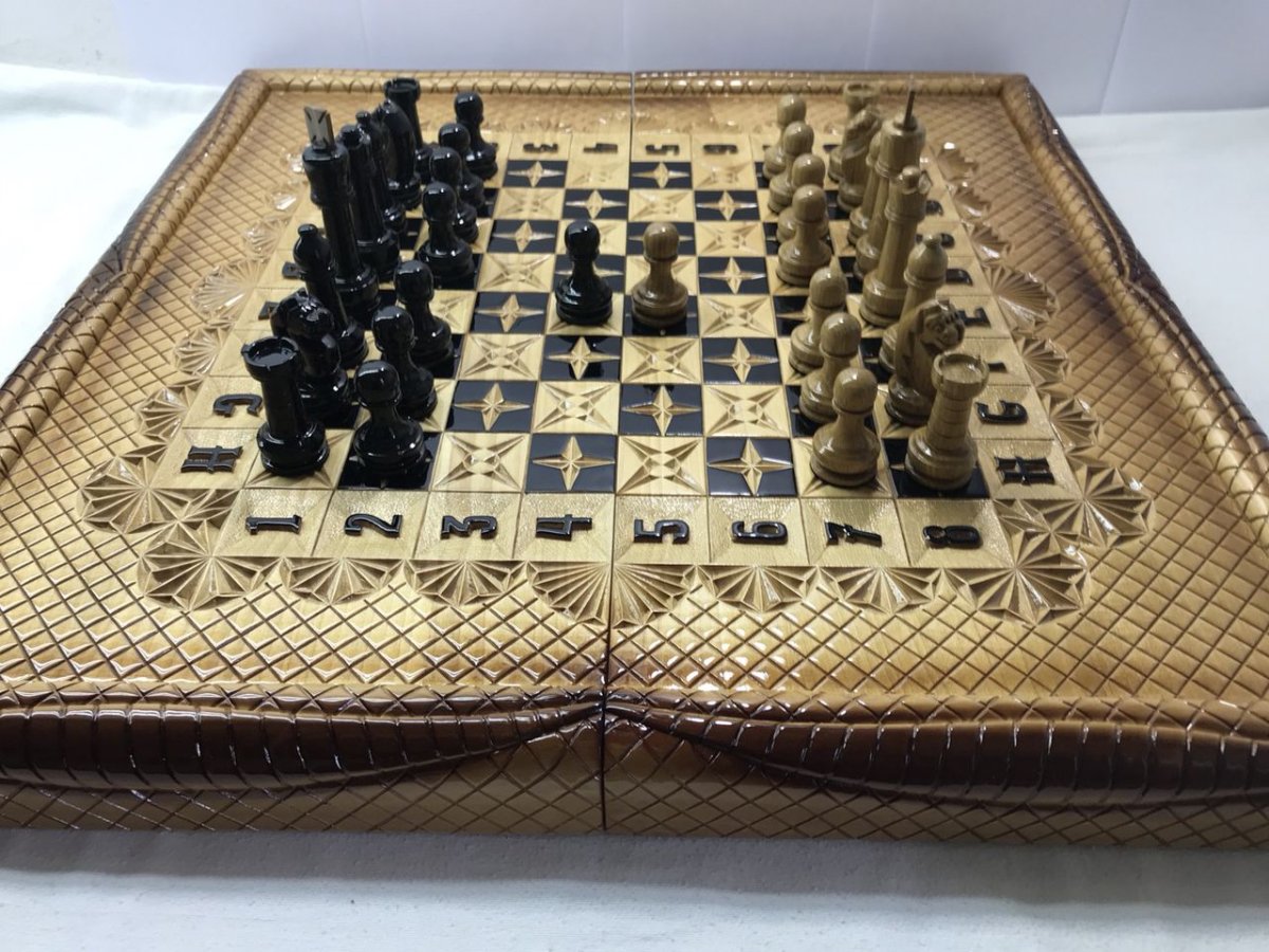 Резная шахматная доска