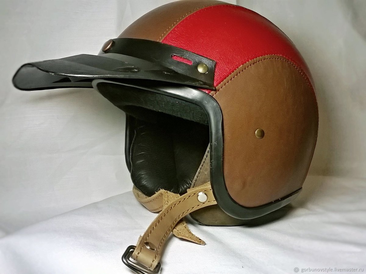 Старый мотоциклетный шлем