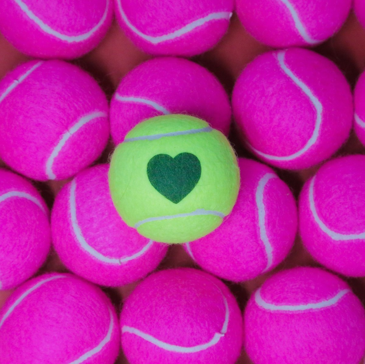 Сердце из теннисных мячей