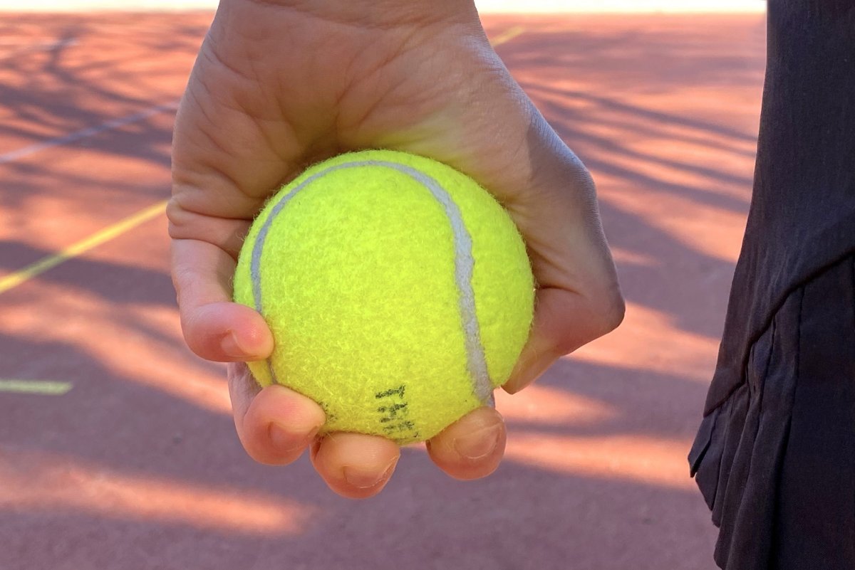 Трюки с теннисным мячом руками
