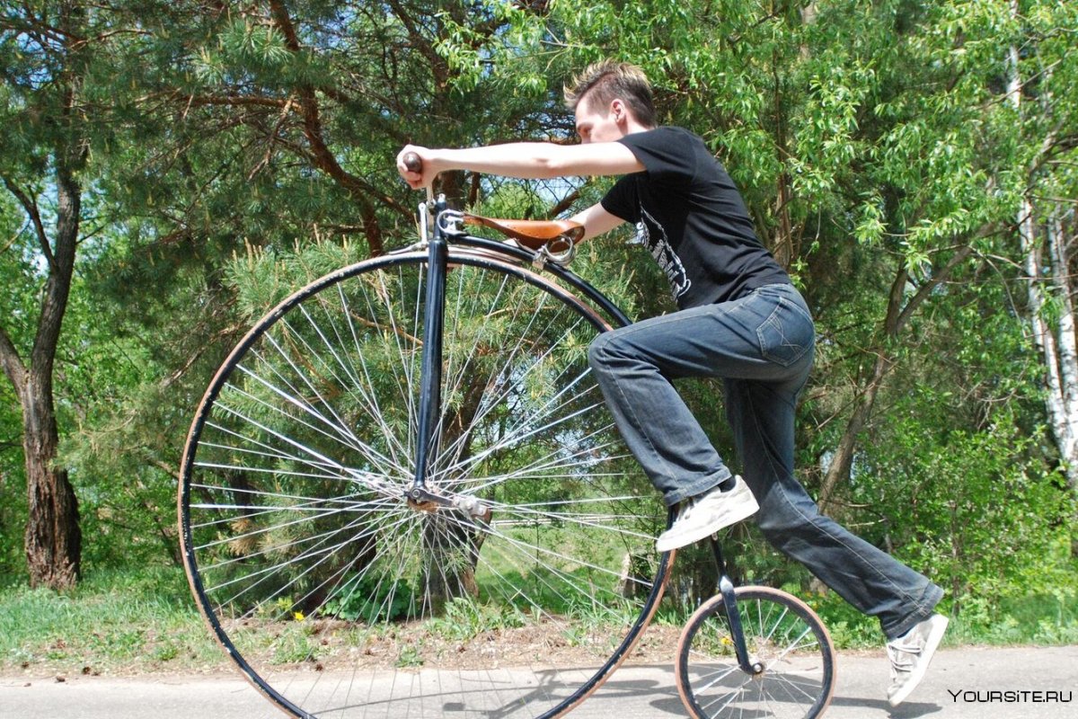 Велосипед с большим и маленьким колесом