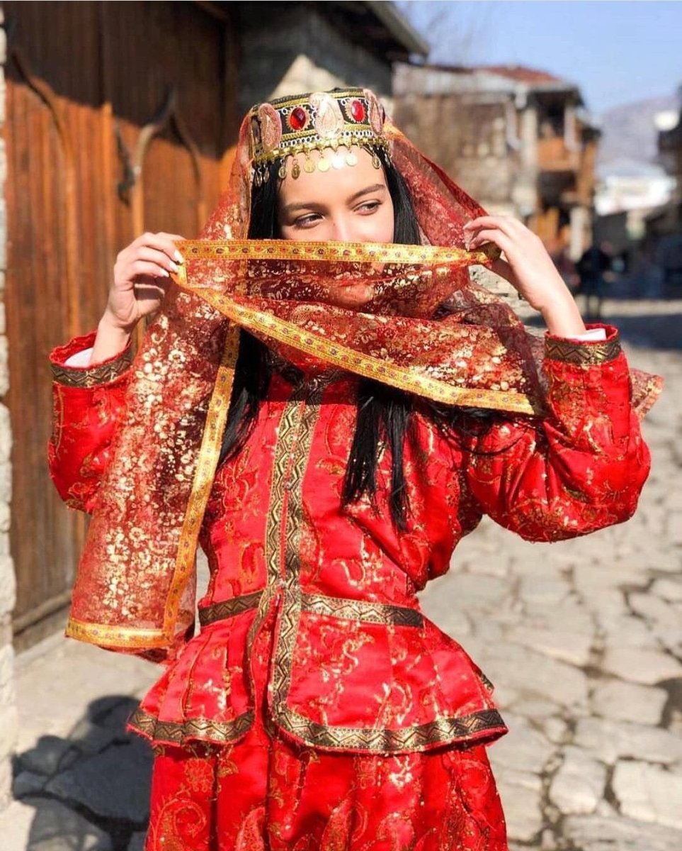 Красивая азербайджанка в национальном костюме