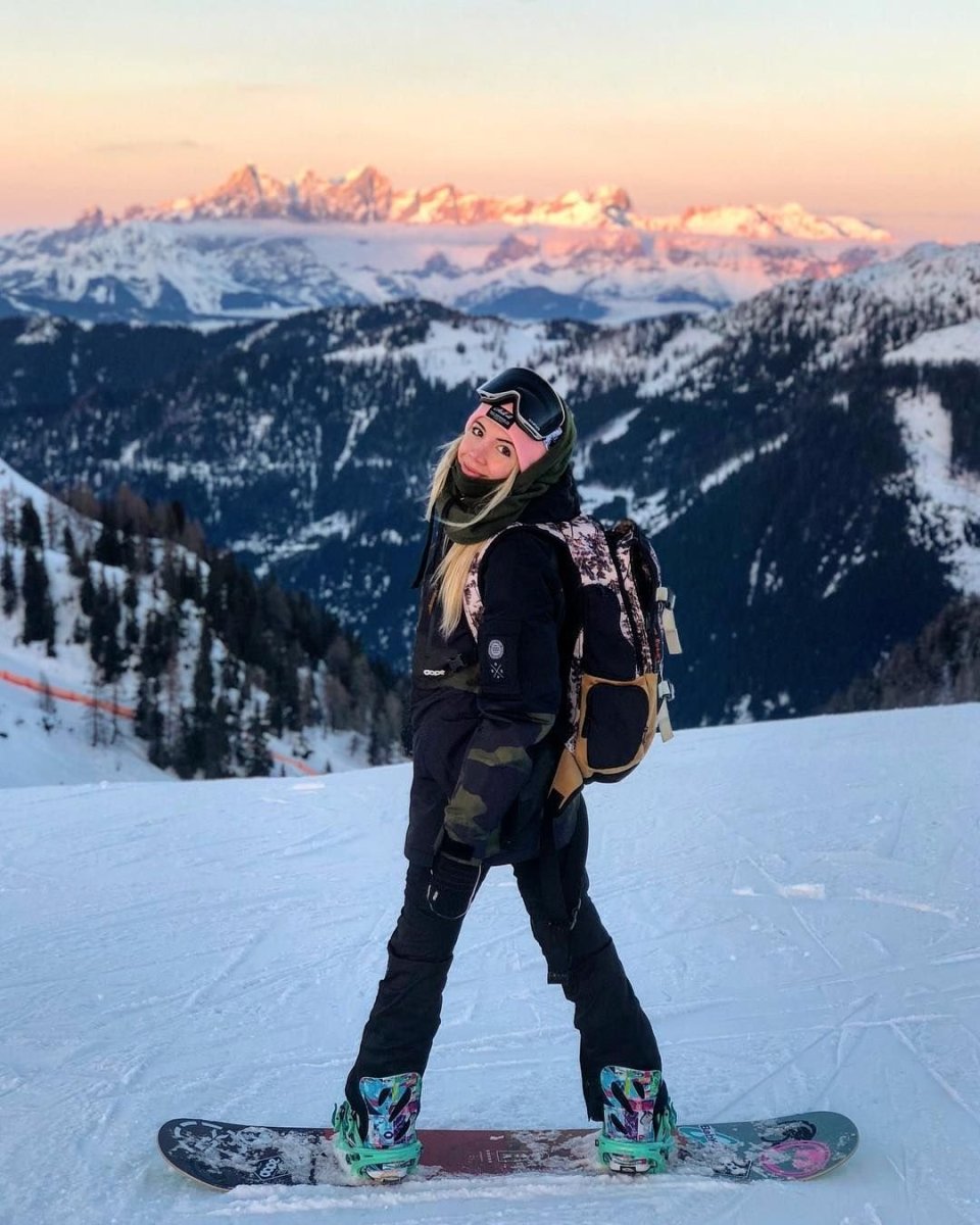 Девушка в горах зимой