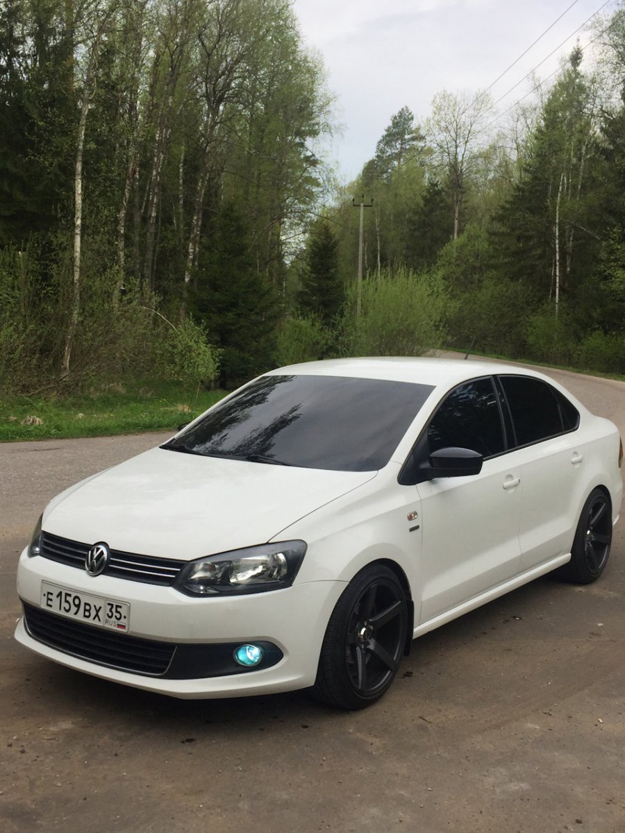 Volkswagen Polo sedan белый