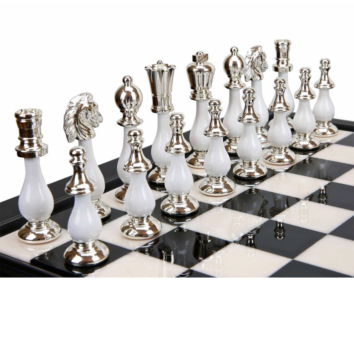 Стол с шахматными фигурами собак