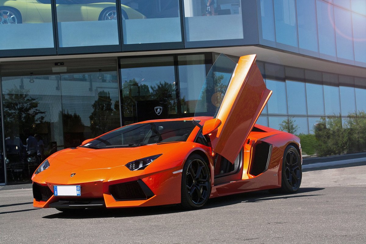 Lamborghini Aventador lp700-4 оранжевый с открытыми дверями