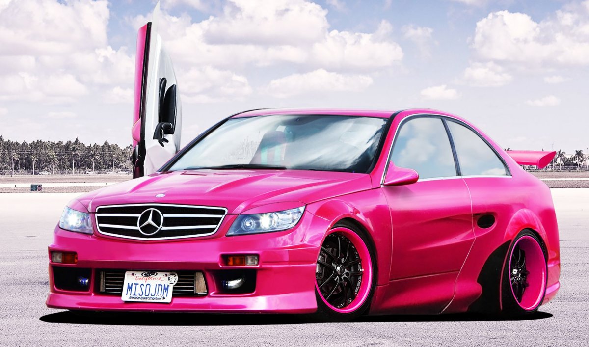 Mercedes Benz c63 AMG розовая