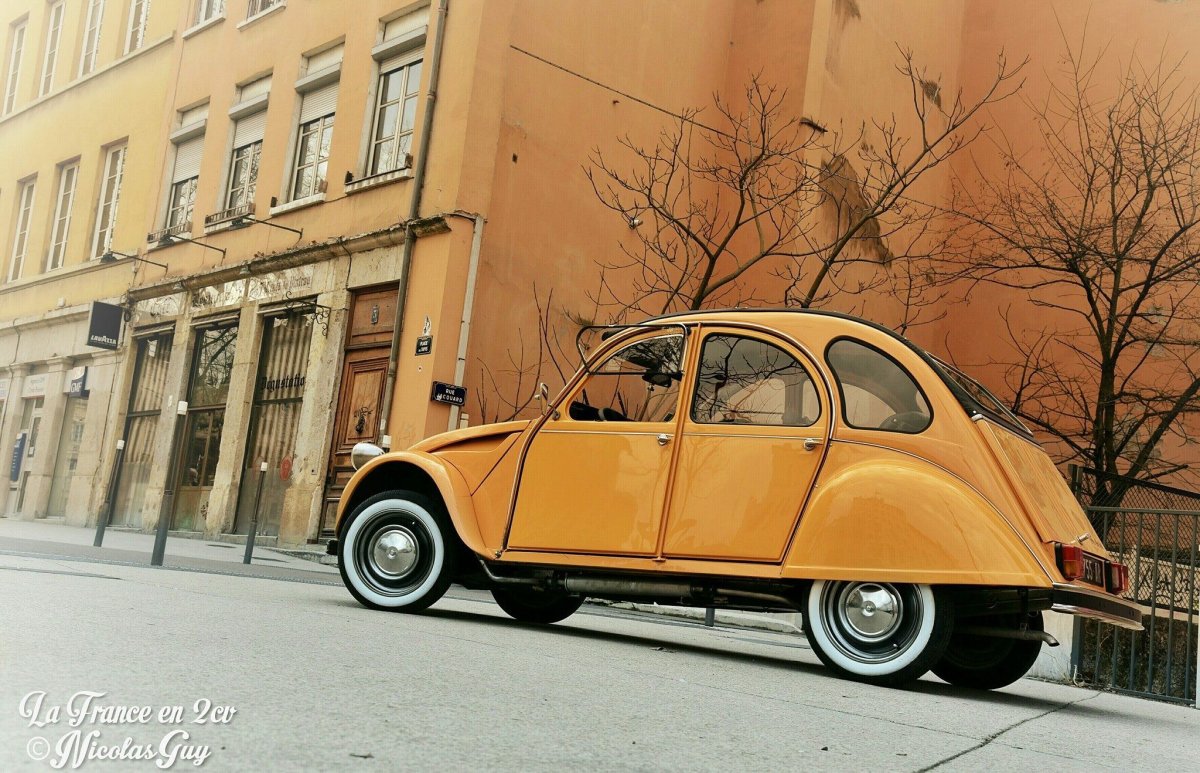 Оранжевый Citroen 2cv