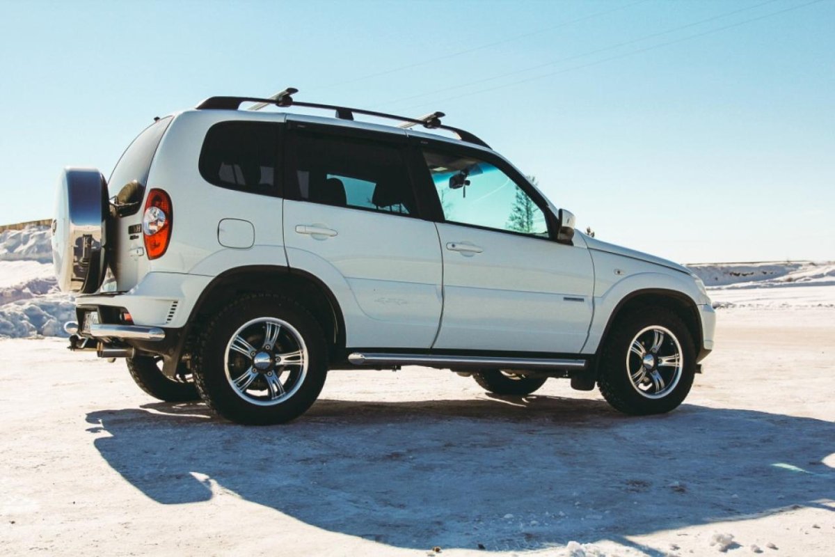 Chevrolet Niva белая с обвесами