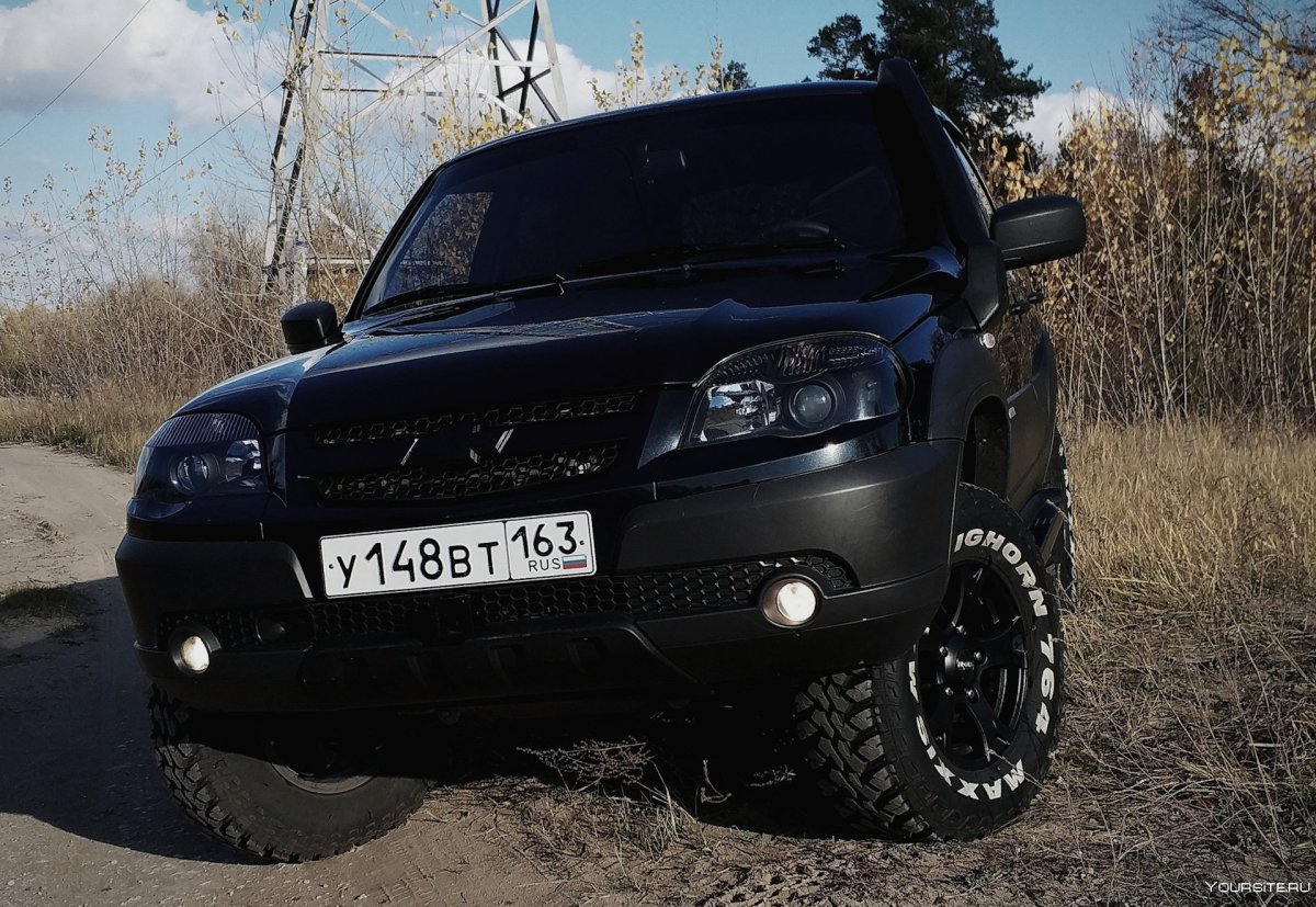 Нива Шевроле черная в обвесе