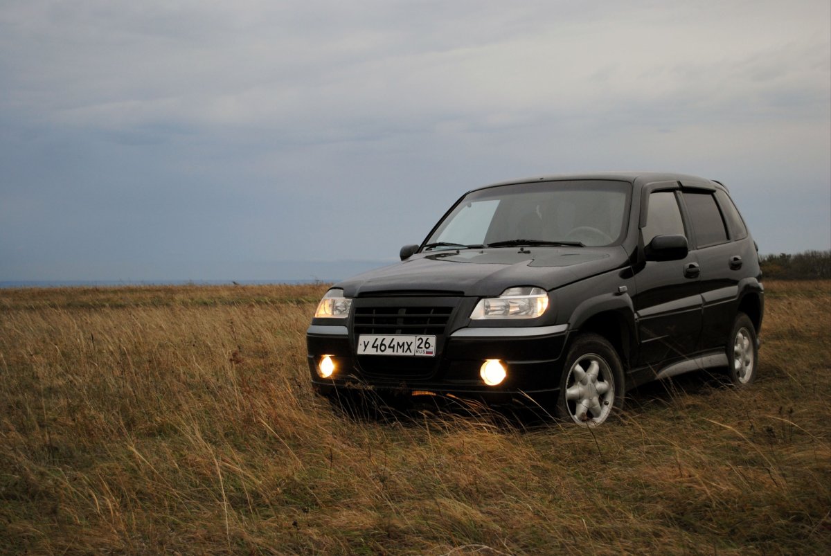 Chevrolet Niva черная