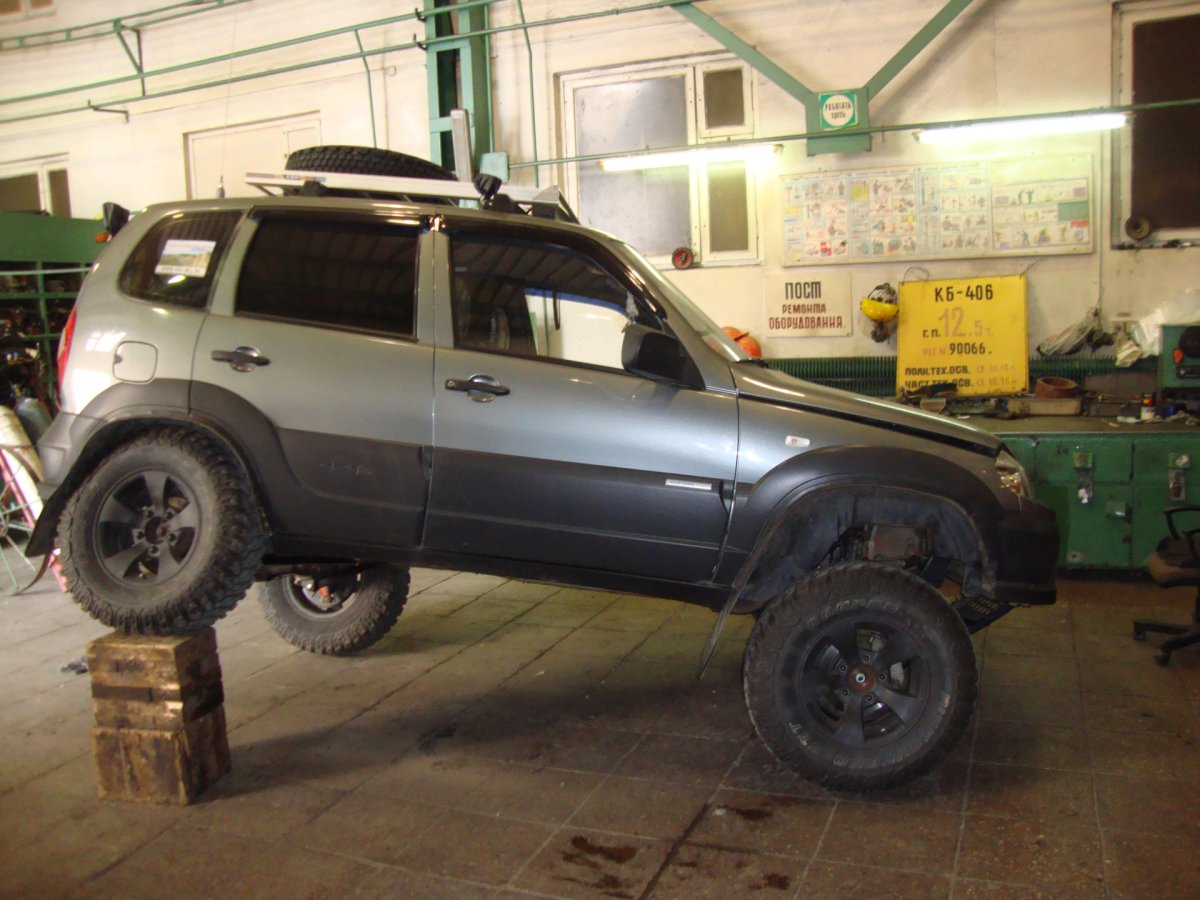 Шевроле Нива внедорожный тюнинг серая