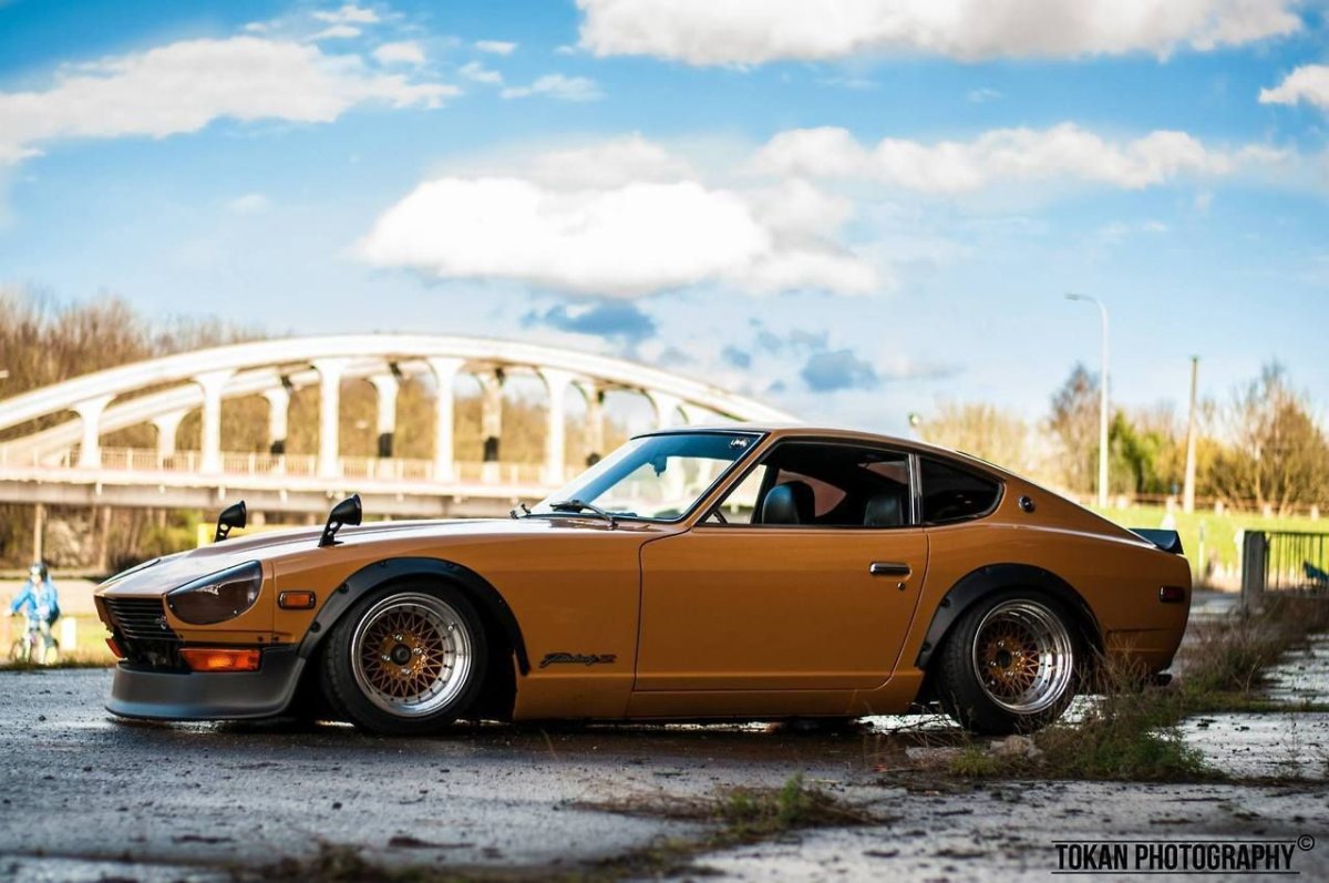 Nissan Datsun 240z желтая