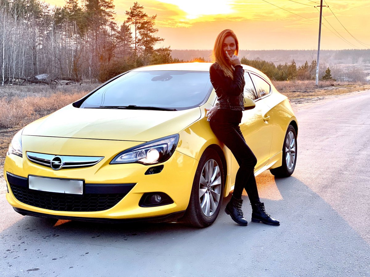 Opel Astra h GTC желтая