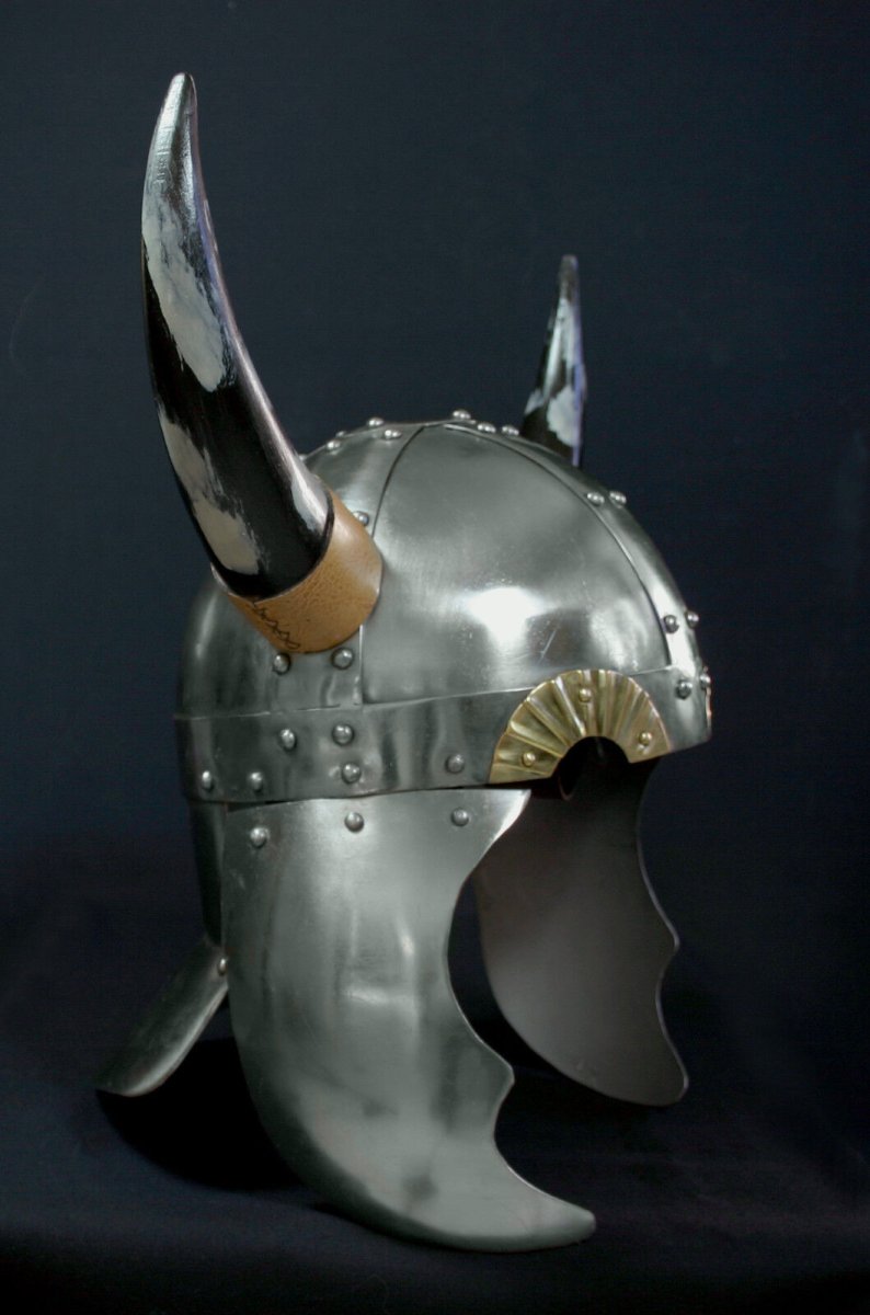 Средневековый шлем с рогами
