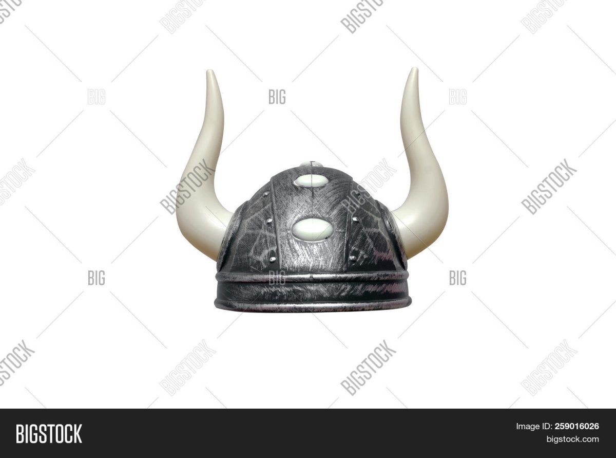 Шлем викингов с рогами на белом фоне