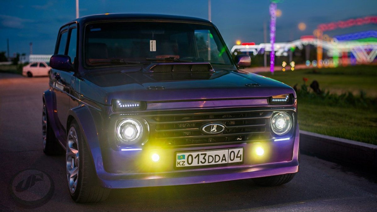 Нива с неоновой подсветкой