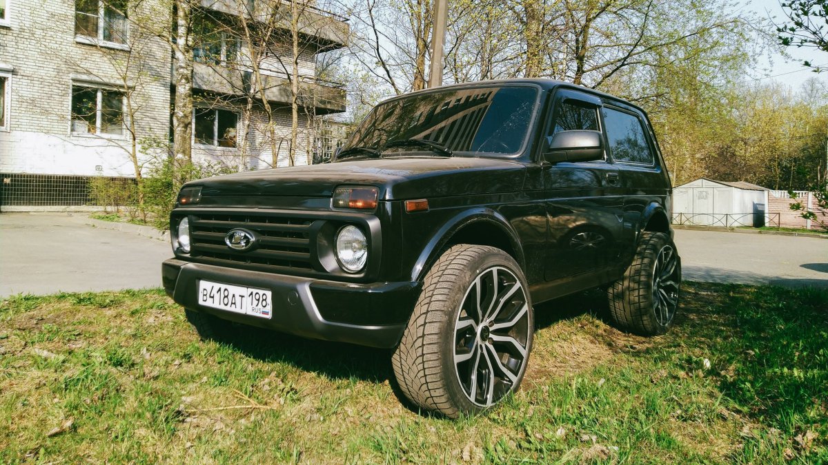 Нива 21214 черная