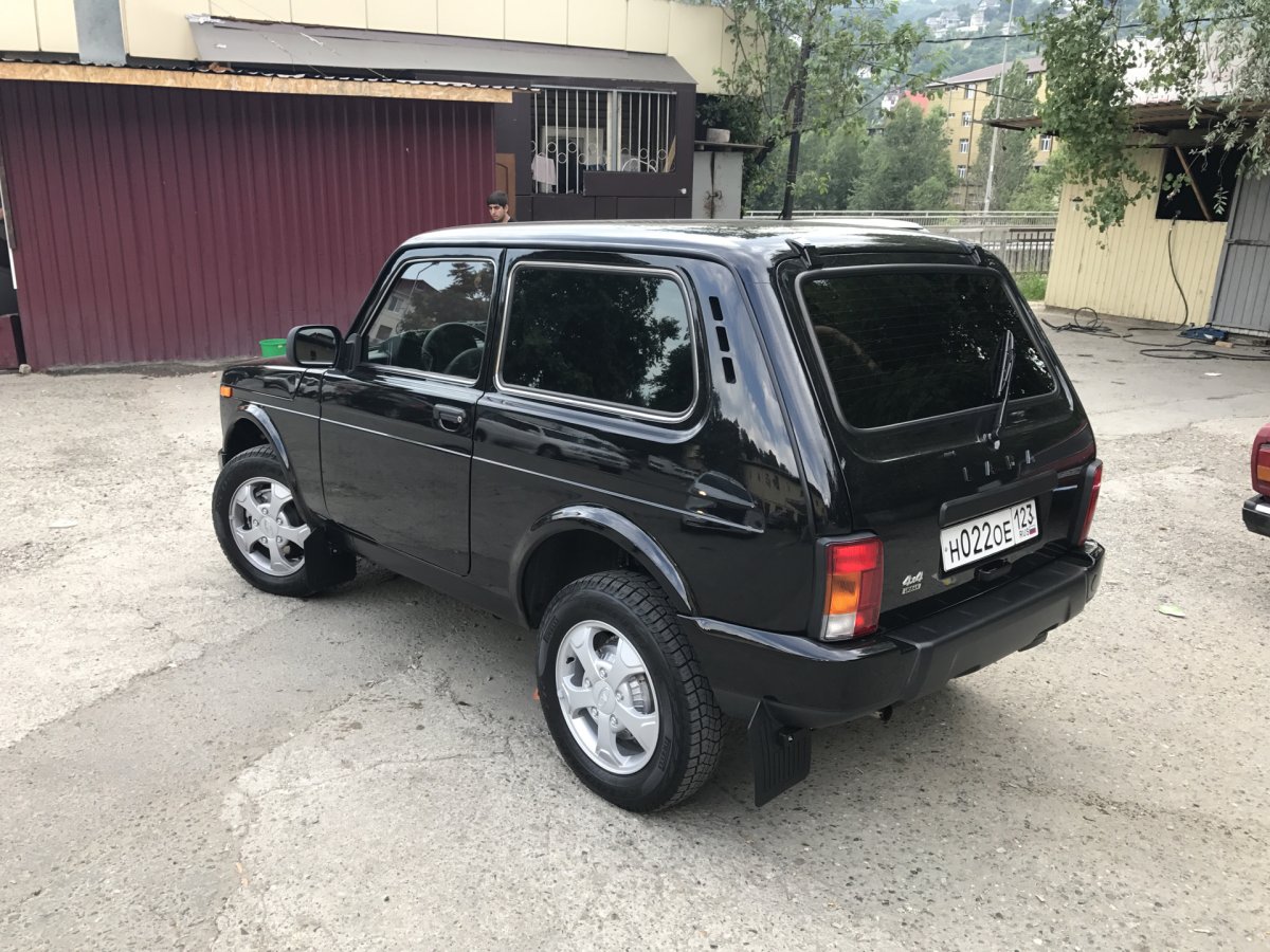 Нива 21214 черная