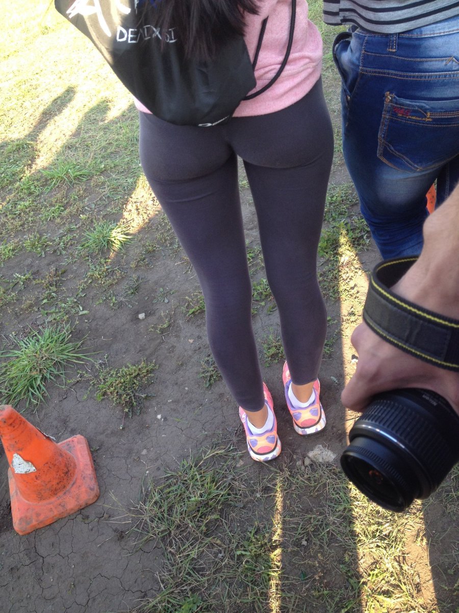 Девушки в леггинсах слив