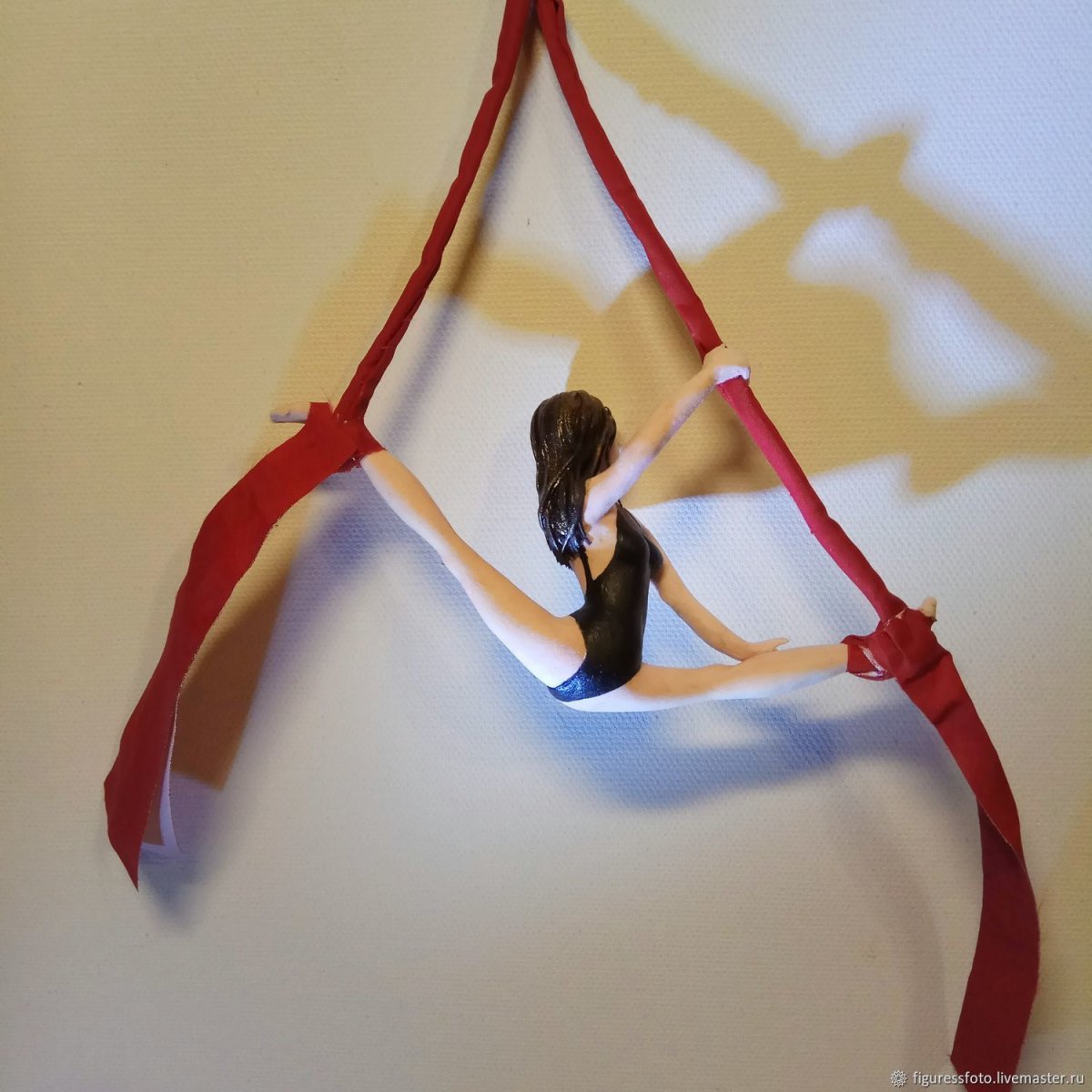 Кукла гимнастка с полотнами