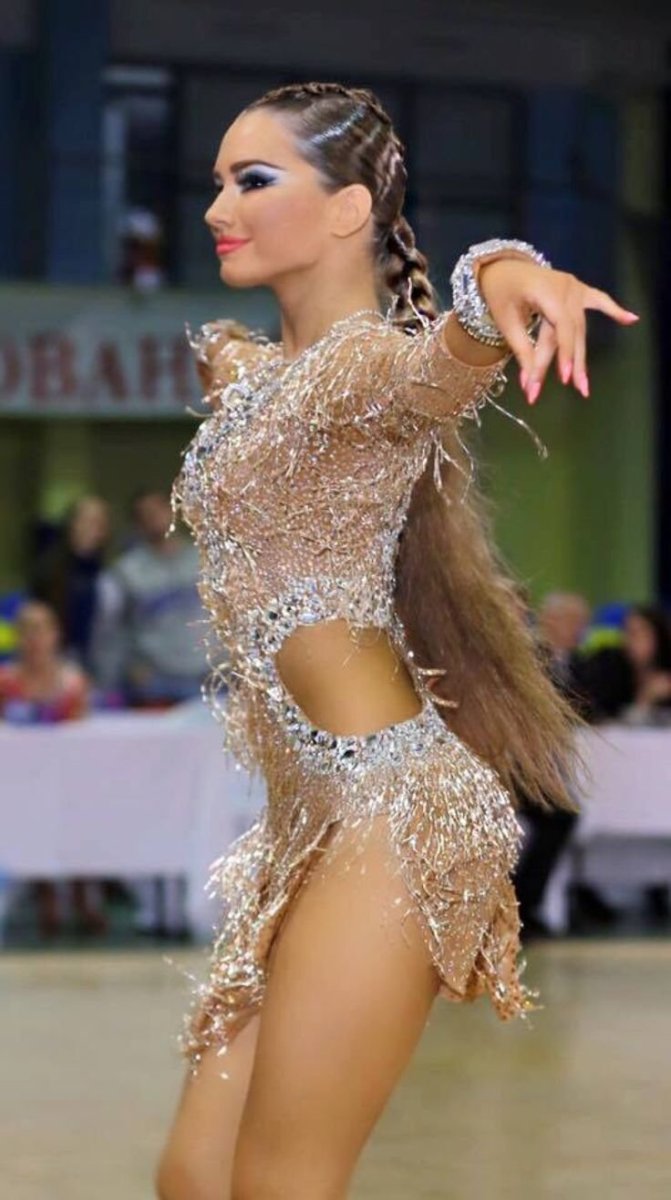Золотое платье с камнями для бальных танцев