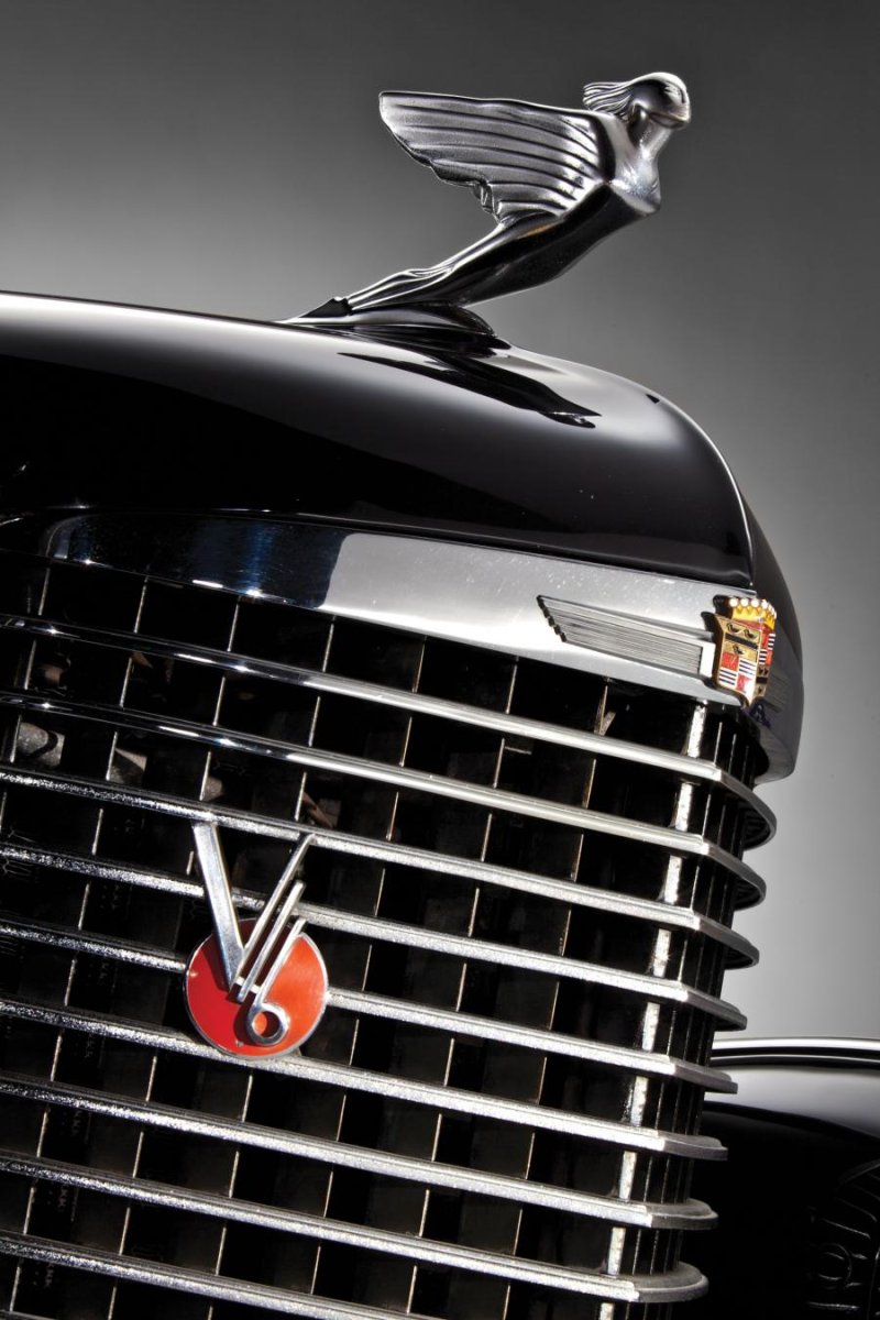 Кадиллак значок на капоте