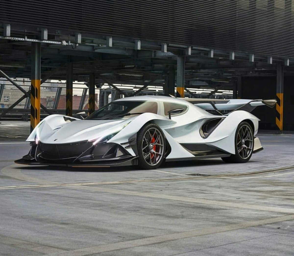Гиперкар Apollo intensa emozione