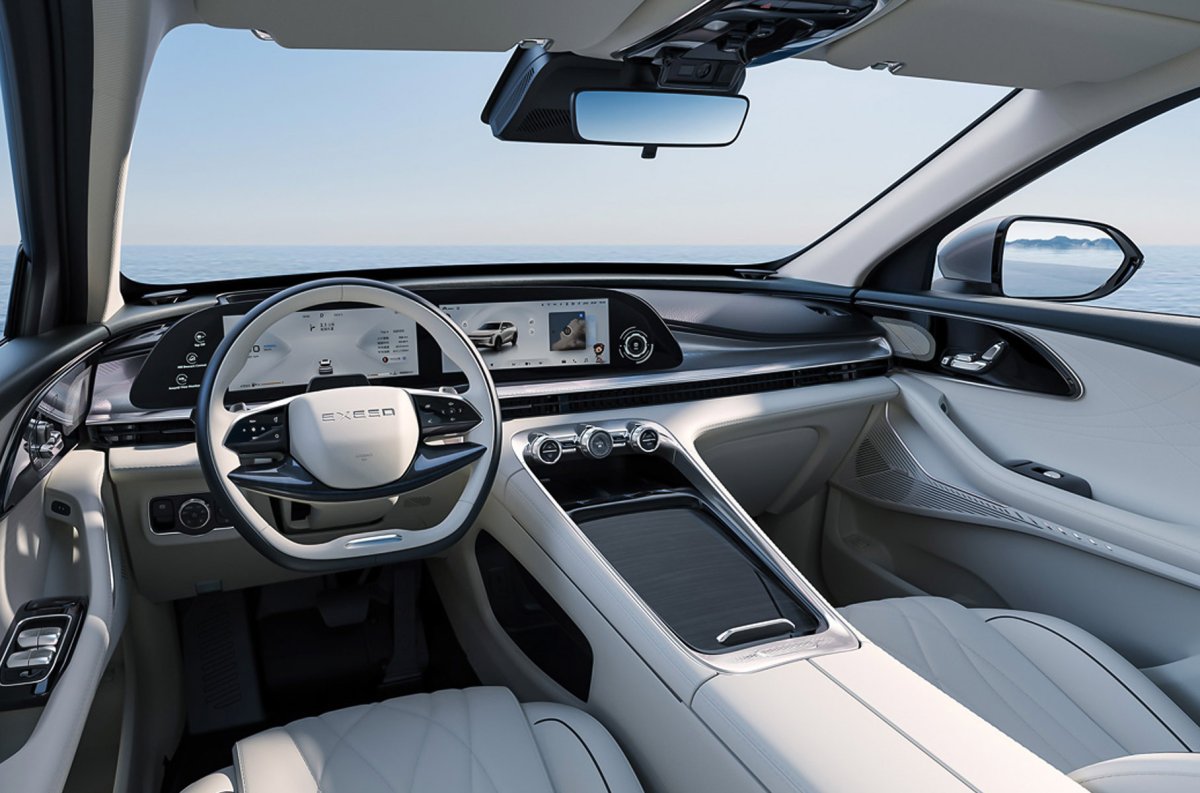 Автомобиль 2022 салон