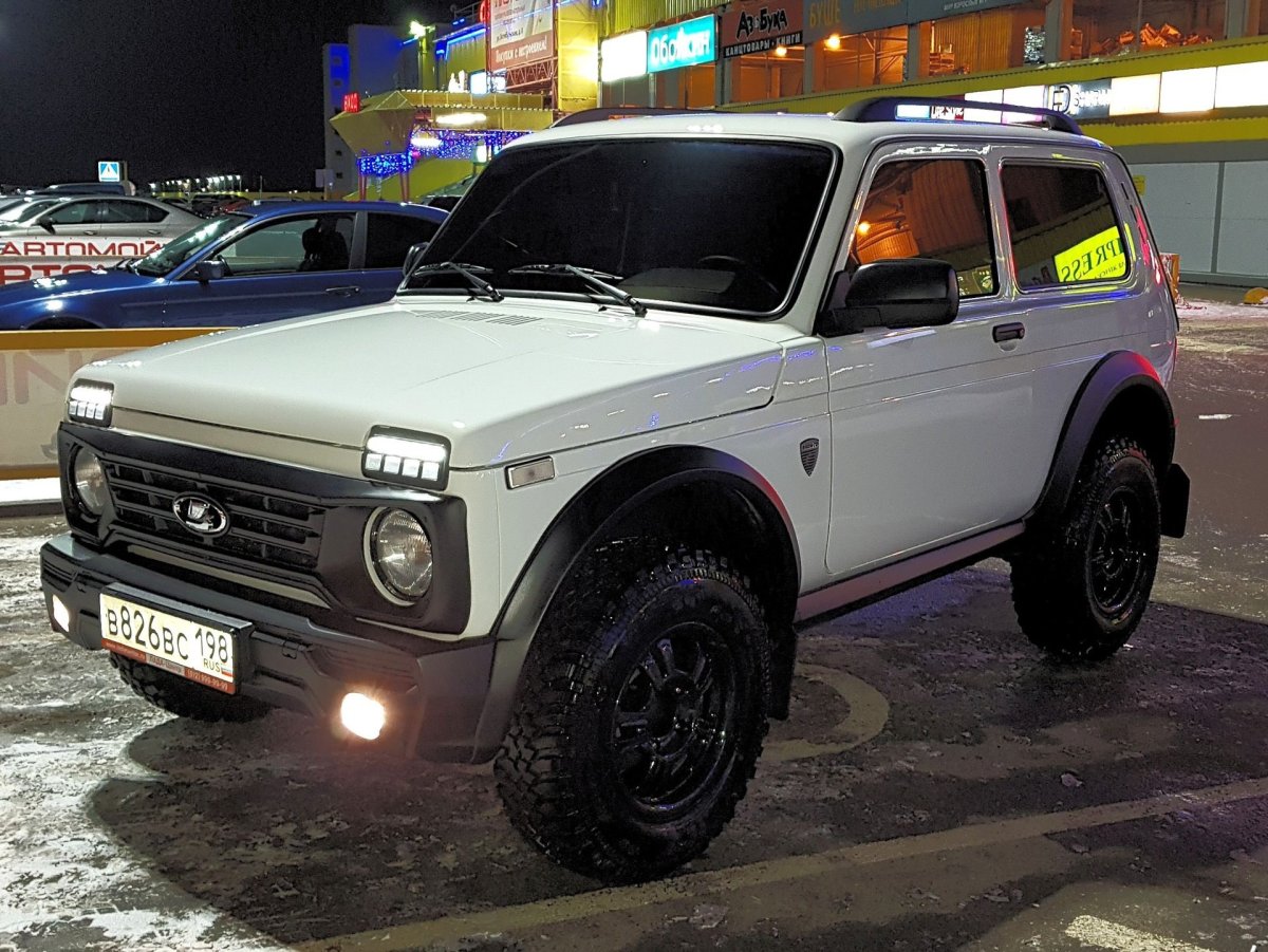 Lada 4x4 Bronto белая