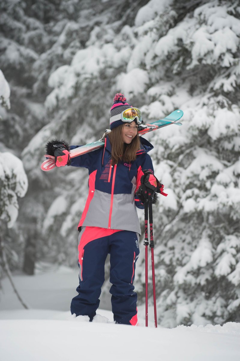 Девушка на лыжах