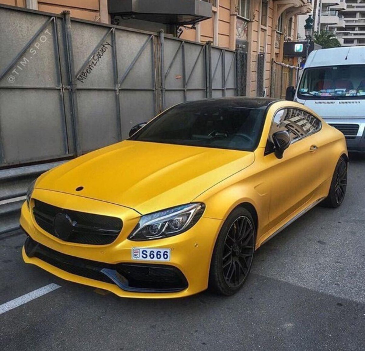 Mercedes AMG c63 золотой